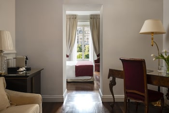 Deluxe Room, 1 King Bed with Sofa bed, Lake View