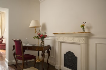 Deluxe Room, 1 King Bed with Sofa bed, Lake View