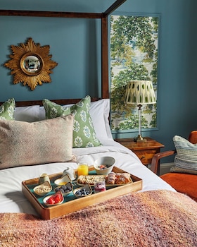Oak Character Room