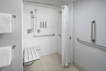 Room, 2 Queen Beds (Mobility/Hearing Access, Roll-In Shwr)