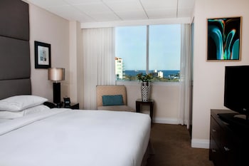 Suite, 1 King Bed, Balcony (Intracoastal View)