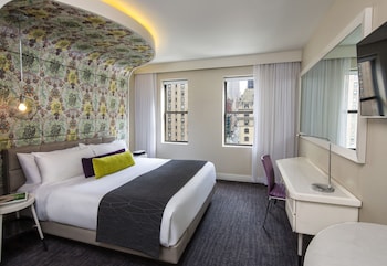 Room, 1 King Bed (Silver)