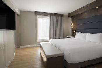 Suite, 1 King Bed, Non Smoking, Balcony (Jetted Tub, Living Room)