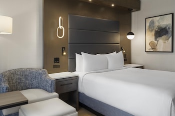 Executive Room, 1 Queen Bed, Non Smoking, Refrigerator & Microwave