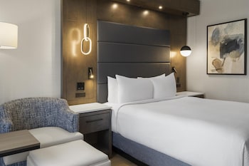 Executive Room, 1 Queen Bed, Non Smoking, Refrigerator & Microwave