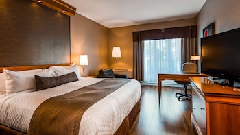 Signature Room, 1 King Bed, Non Smoking, Refrigerator & Microwave (Larger Room)
