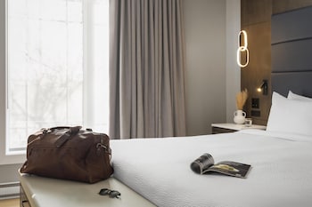 Suite, 1 King Bed, Non Smoking, Balcony (Jetted Tub, Living Room)
