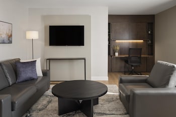 Suite, 1 King Bed, Non Smoking, Balcony (Jetted Tub, Living Room)