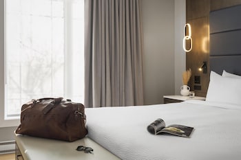 Suite, 1 King Bed, Non Smoking, Balcony (Jetted Tub, Living Room)