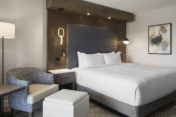 Executive Room, 1 King Bed, Non Smoking, Refrigerator & Microwave (2nd Floor)