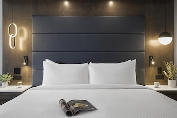 Suite, 1 King Bed, Non Smoking, Balcony (Jetted Tub, Living Room)