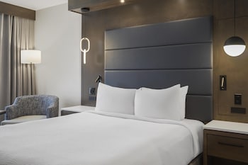 Executive Room, 1 Queen Bed, Non Smoking, Refrigerator & Microwave