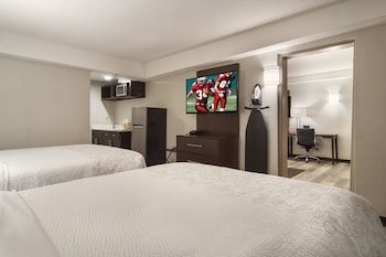 Suite, Kitchenette (Smoke Free, 3 Queen Beds)