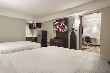 Suite, Kitchenette (Smoke Free, 3 Queen Beds)