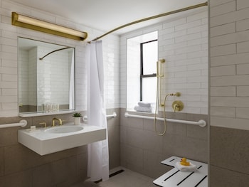Suite, 1 Bedroom (Mobility/Hearing Access, Roll-in Shwr)