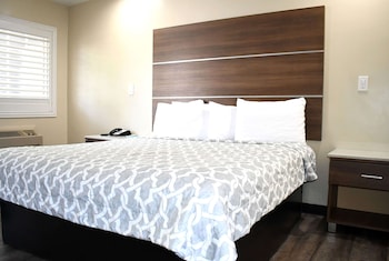 Deluxe Room, 1 King Bed, Non Smoking, Balcony