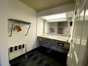 Standard Room, 1 Queen Bed, Non Smoking (Accessible)