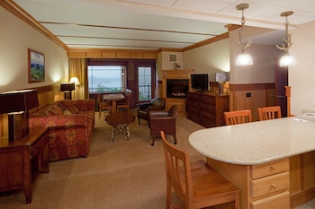 Premium Suite, 1 King Bed with Sofa bed, Kitchenette, Mountain View