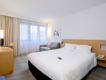 Standard Room with 1 Queen-Size Bed and a Sofa