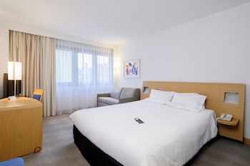 Standard Room with 1 Queen-Size Bed and a Sofa