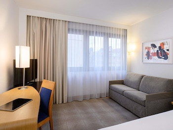 Standard Room with 1 Queen-Size Bed and a Sofa