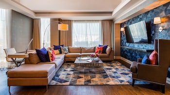 Suite, 1 King Bed, Non Smoking, Refrigerator (Penthouse)