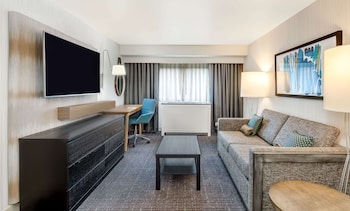 Suite, 1 King Bed, Accessible (Mobility Roll in Shower One Bedroom)