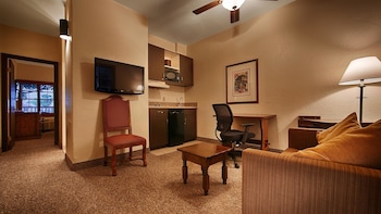 Standard Room, 1 King Bed, Non Smoking, Kitchenette
