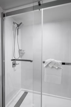 Room, 1 King Bed, Ground Floor, Exterior Entry (Mobility Accessible, Roll-in Shower)