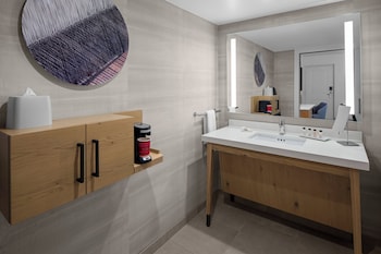 Room, 1 King Bed, Ground Floor, Exterior Entry (Mobility Accessible, Roll-in Shower)