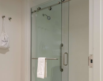 Room, 1 King Bed, Refrigerator