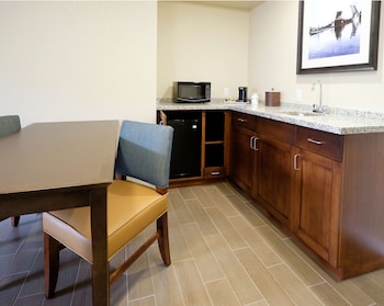 Studio, 1 King Bed, Kitchenette