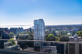 Suite, 1 King Bed, Balcony, Ocean View (Club Lounge Access)