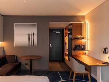 Premium Room, 1 King Bed, Club Lounge Access