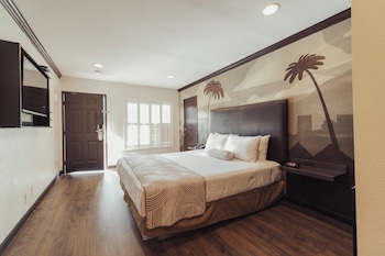Deluxe Room, 1 King Bed, Accessible Bathtub