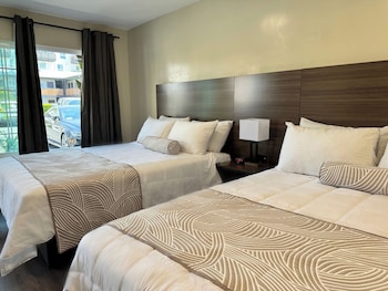 Signature Room, 2 Queen Beds, Non Smoking