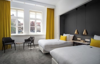 Deluxe Flamingo (view to market place) Twin Bed