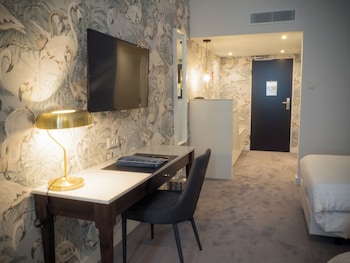 Deluxe Flamingo (view to market place) Double Bed