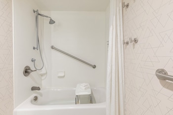 Basic Suite, 1 King Bed, Accessible (Communication, Accessible Tub)