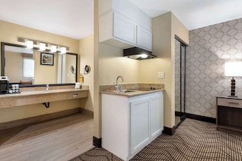 Standard Room, 1 King Bed, Non Smoking, Kitchenette