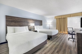 Standard Room, 2 Queen Beds, Non Smoking, Poolside