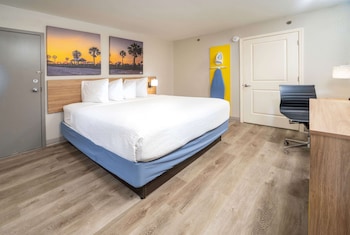 Room, 1 King Bed, Non Smoking (Mobility/Hearing, walk-in shower)