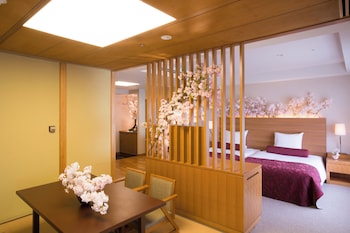Sakura Japanese and Western Family room (with Tatami area, 2 Beds & 2 Futon)