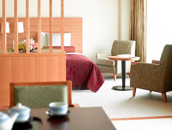 Japanese and Western Family room (with Tatami area, 2 Beds & 2 Futon)