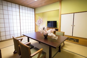 Sakura Japanese and Western Family room (with Tatami area, 2 Beds & 2 Futon)