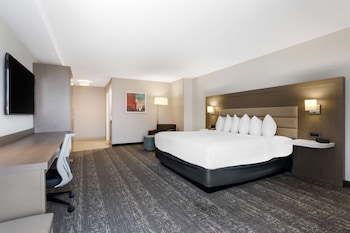 Suite, 1 King Bed, Mobility Accessible, Refrigerator & Microwave (Roll-In Shower)