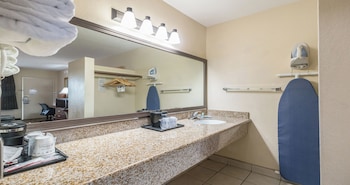 Standard Room, 1 Queen Bed, Non Smoking, Refrigerator & Microwave