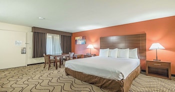 Deluxe Room, 1 King Bed, Non Smoking, Refrigerator & Microwave
