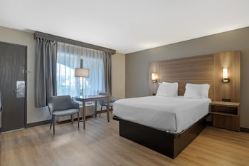Standard Room, 1 Queen Bed, Non Smoking, Refrigerator & Microwave