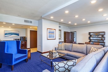 Suite, 1 King Bed, Pool View